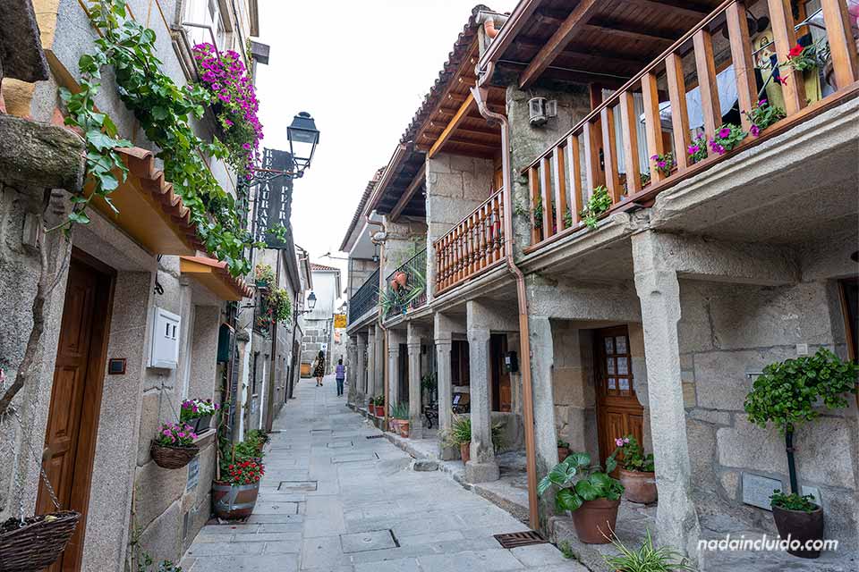 Pareja disfrutando de una escapada rural en Galicia