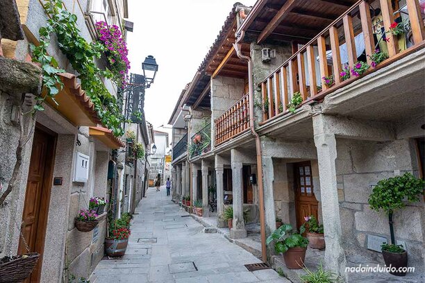 Pareja disfrutando de una escapada rural en Galicia